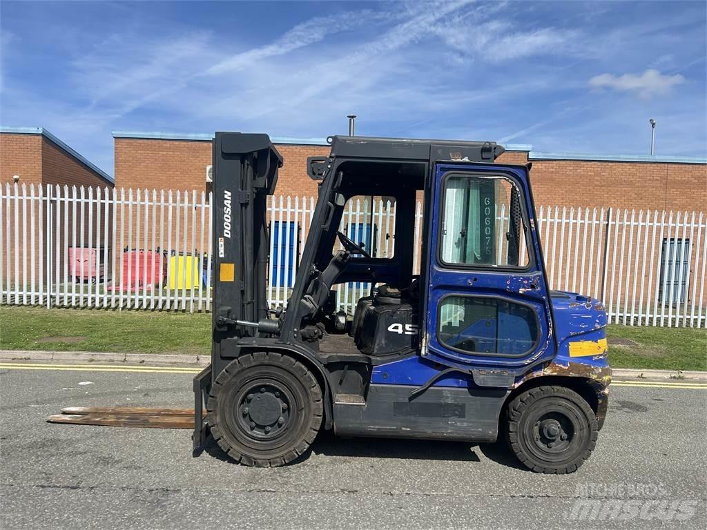 Doosan D45SC-5 شاحنات الديزل