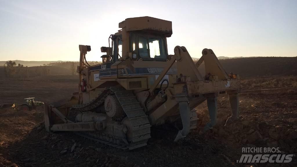 CAT D 7 R بلدوزرات مجنزرة