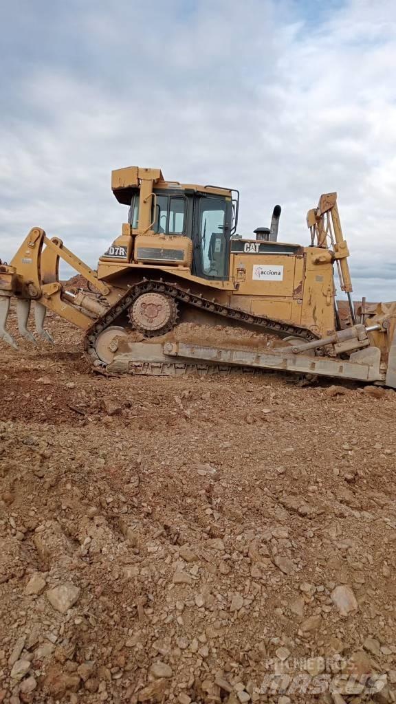 CAT D 7 R بلدوزرات مجنزرة
