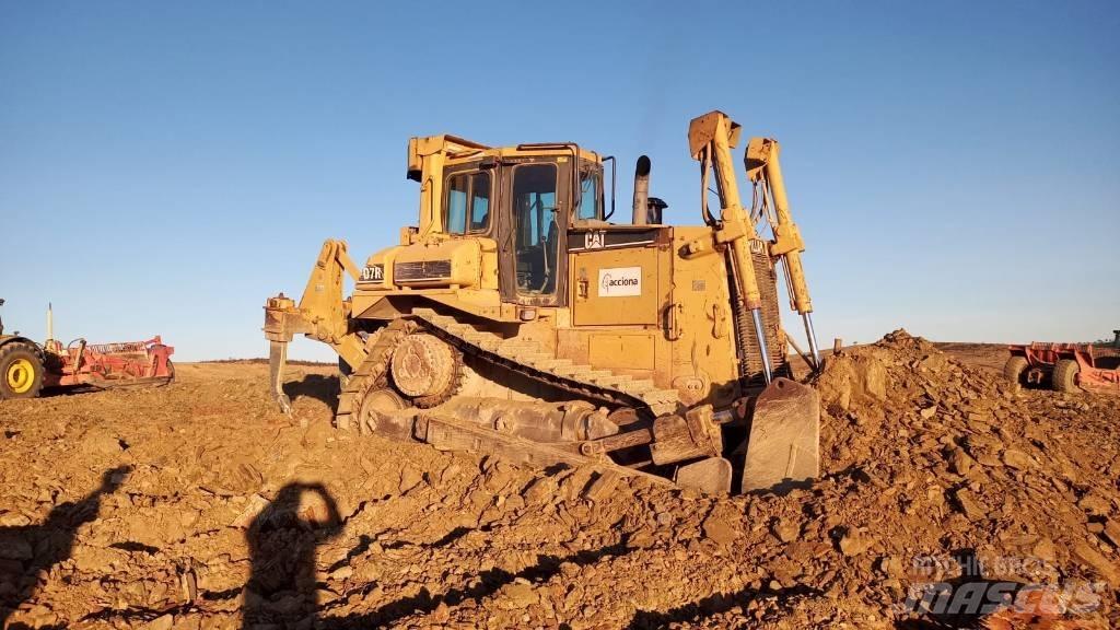 CAT D 7 R بلدوزرات مجنزرة