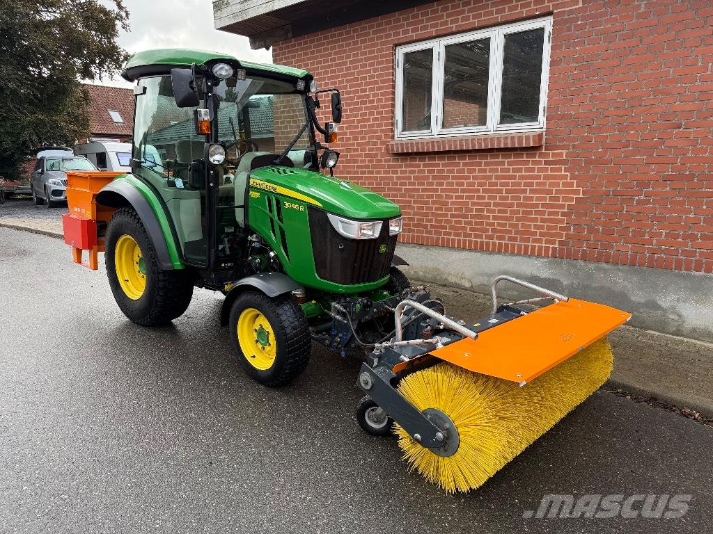John Deere 3046 R الجرارات