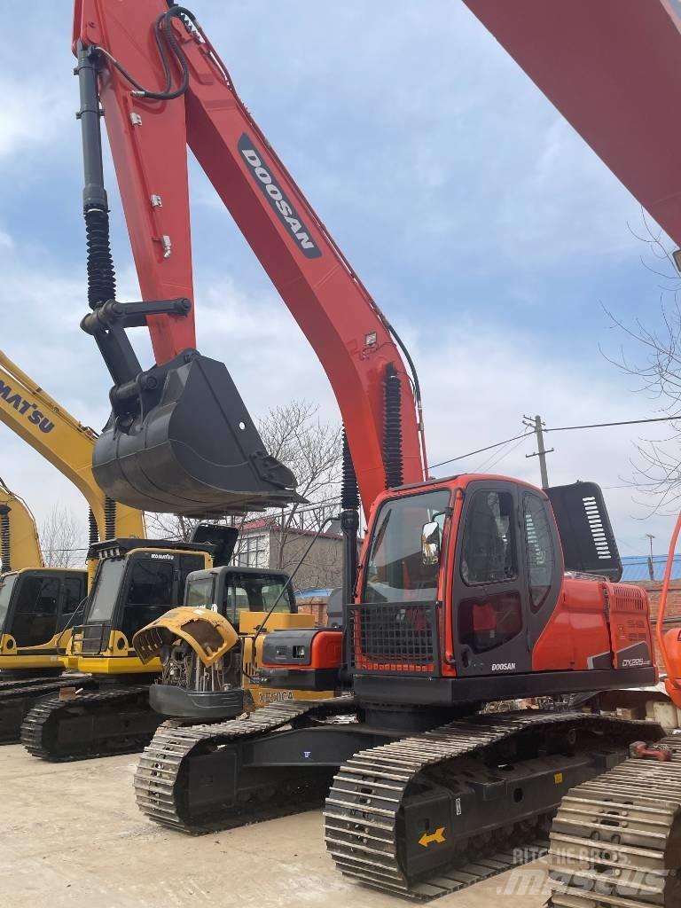 Doosan DX 225 LC حفارات زحافة