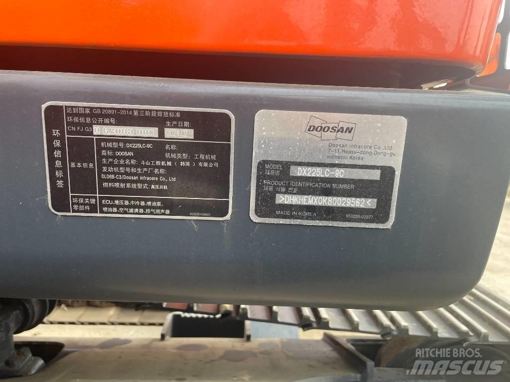Doosan DX 225 LC حفارات زحافة