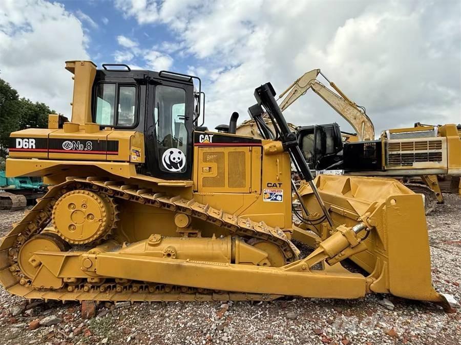 CAT D 6 R بلدوزرات مجنزرة