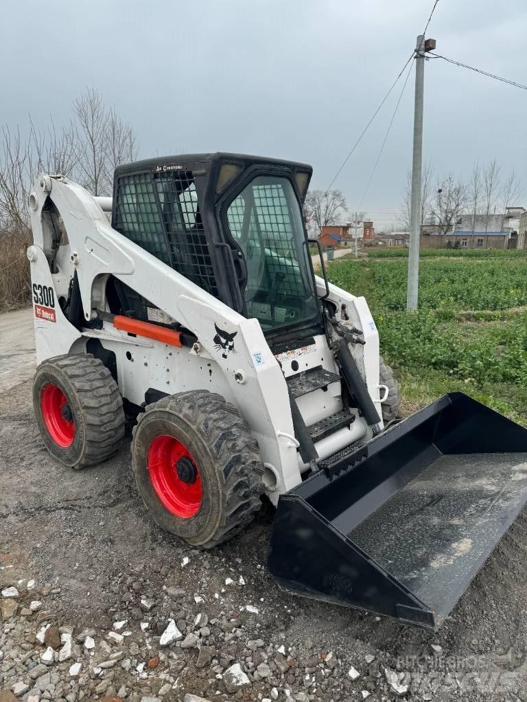 Bobcat S 300 لوادر انزلاقية التوجيه