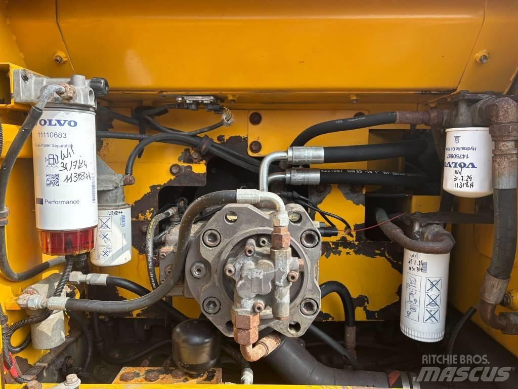 Volvo EC 220 DL حفارات زحافة