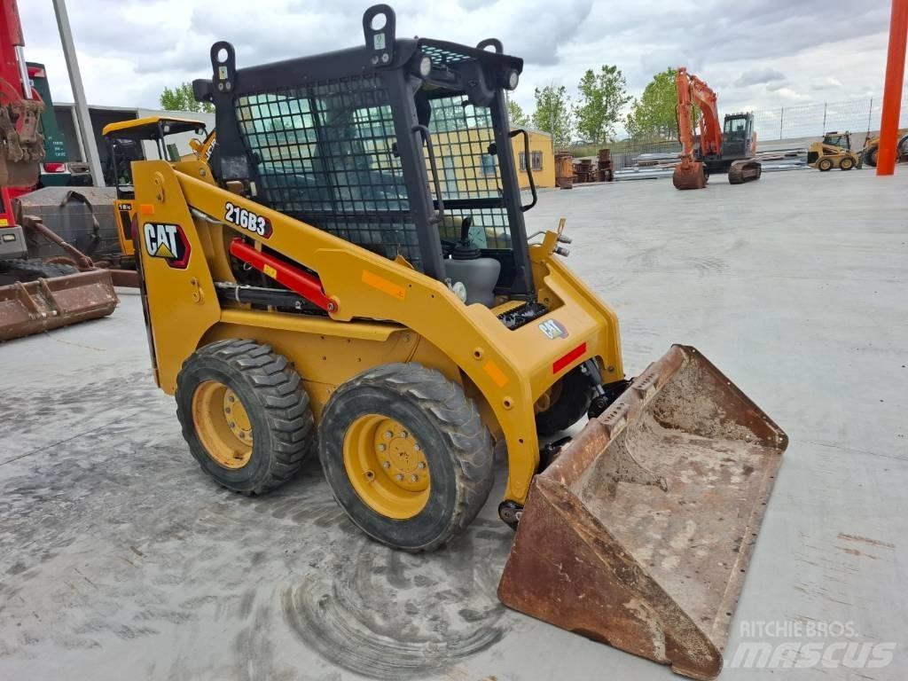 CAT 216 B 3 لوادر انزلاقية التوجيه
