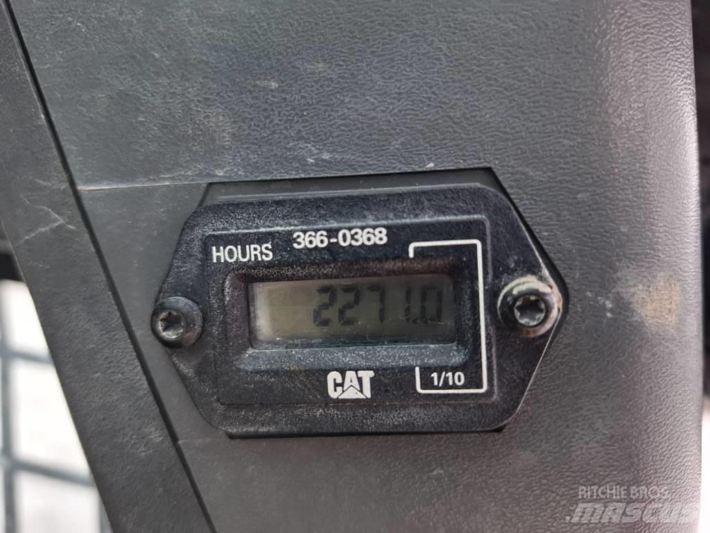 CAT 216 B 3 لوادر انزلاقية التوجيه
