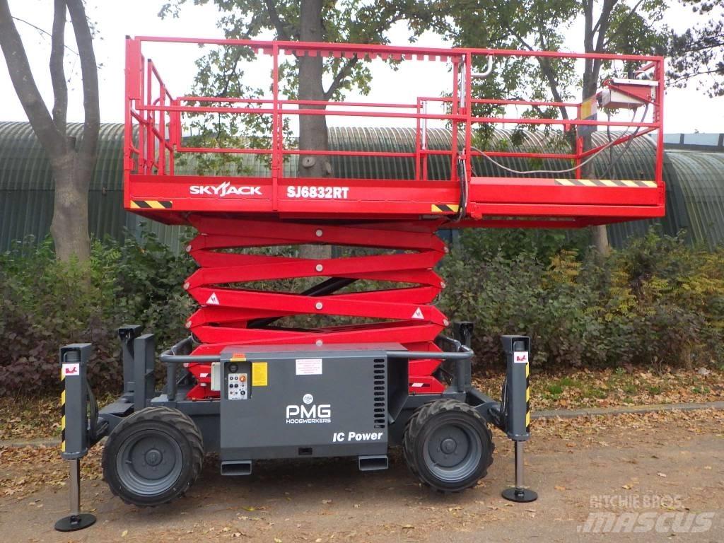 SkyJack SJ6832RT رافعات مقصية الشكل