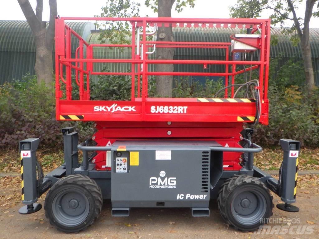 SkyJack SJ6832RT رافعات مقصية الشكل