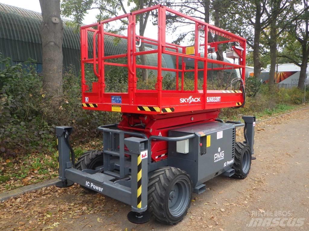 SkyJack SJ6832RT رافعات مقصية الشكل