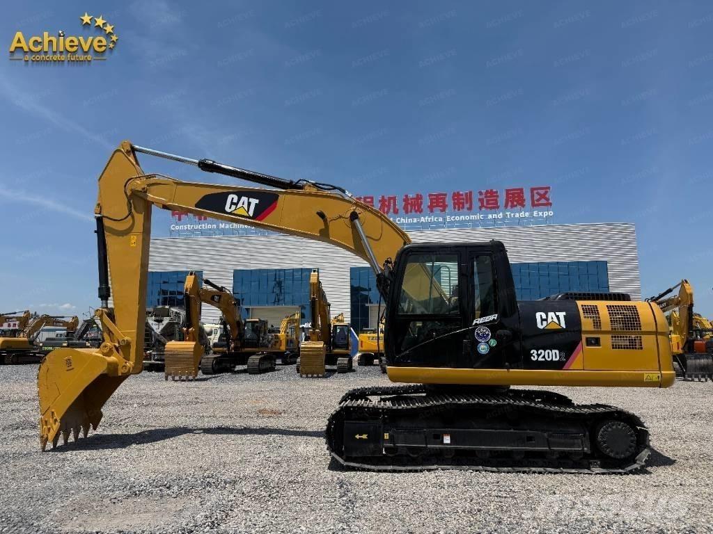 CAT 320 D2 حفارات زحافة