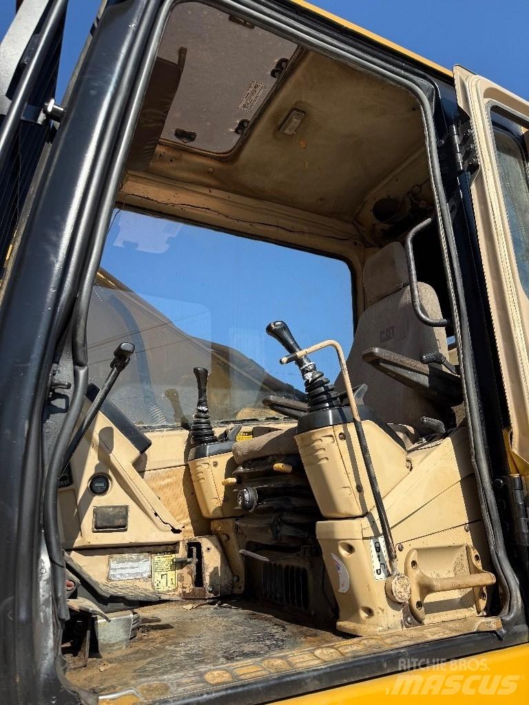 CAT 325 LN حفارات زحافة