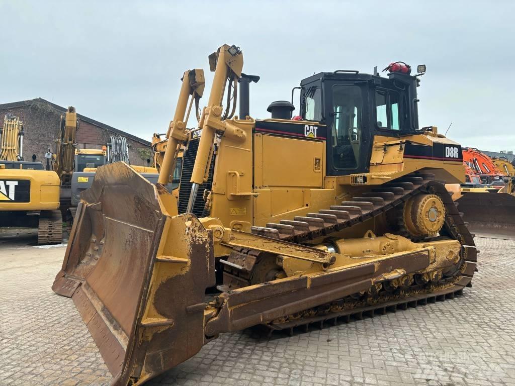 CAT D 8 R بلدوزرات مجنزرة
