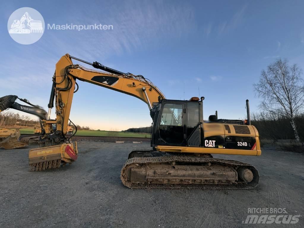CAT 324 D L حفارات زحافة