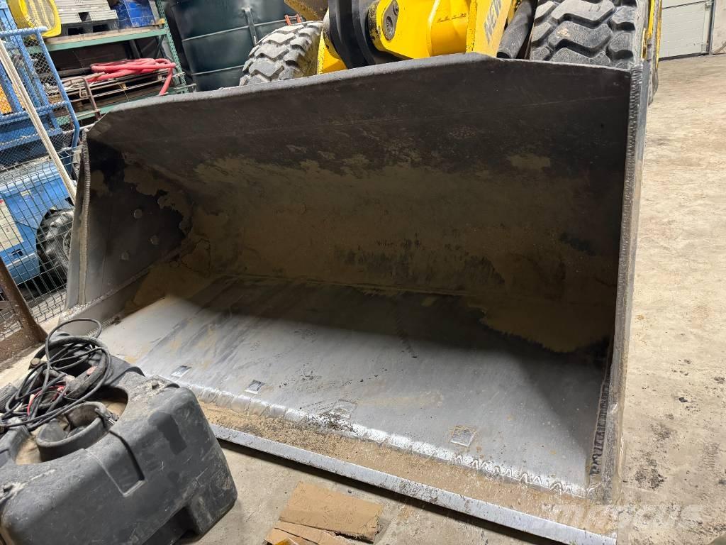 New Holland W 190 B لوادر بعجل