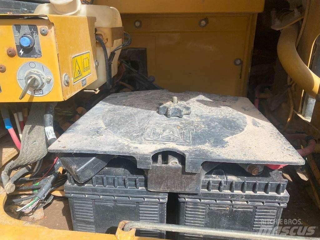 CAT 324 D NVT حفارات زحافة