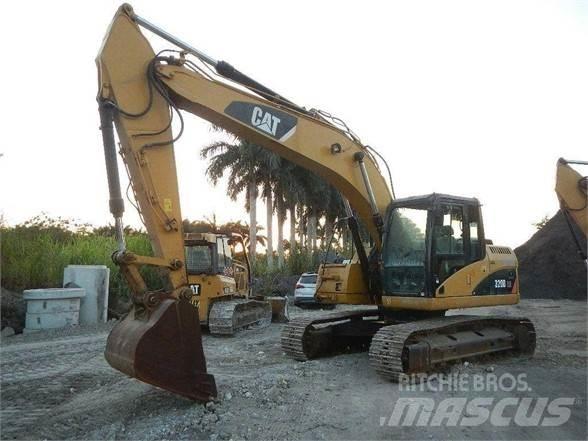 CAT 320D حفارات زحافة