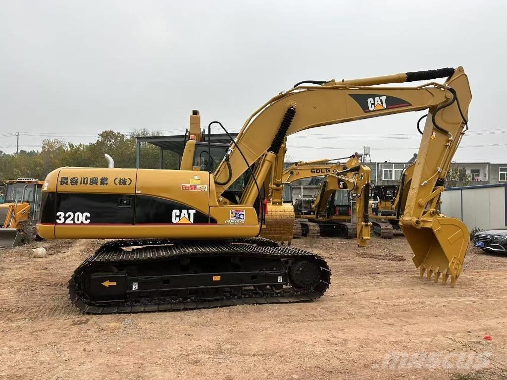 CAT 320 C حفارات زحافة