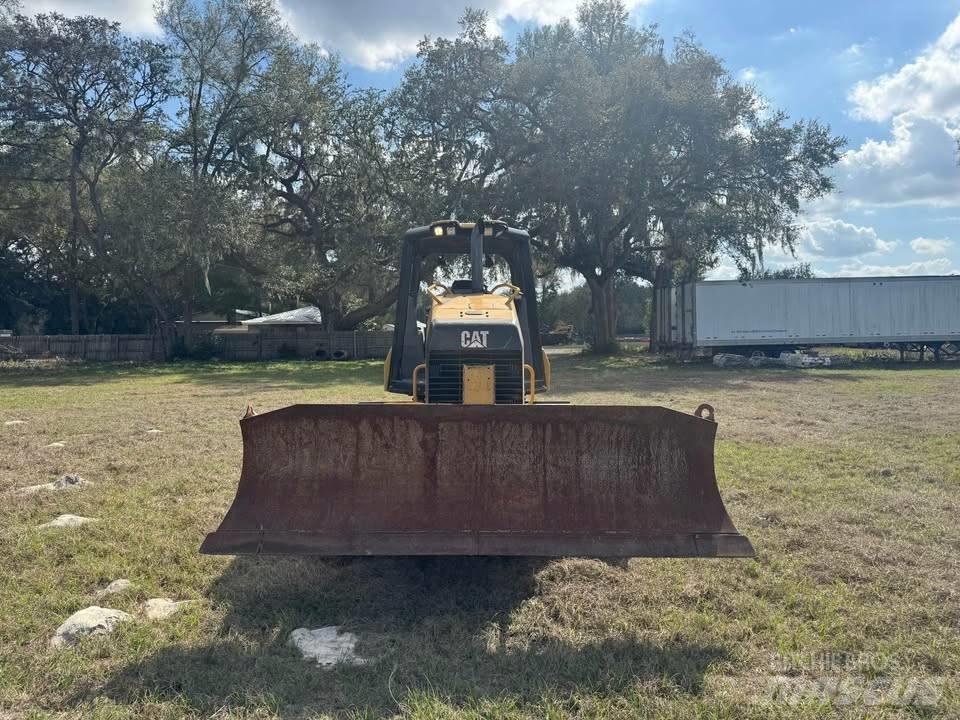CAT D 3 K 2 LGP بلدوزرات مجنزرة