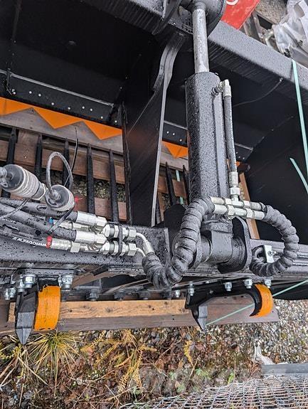  200 ماكينات زراعية أخرى