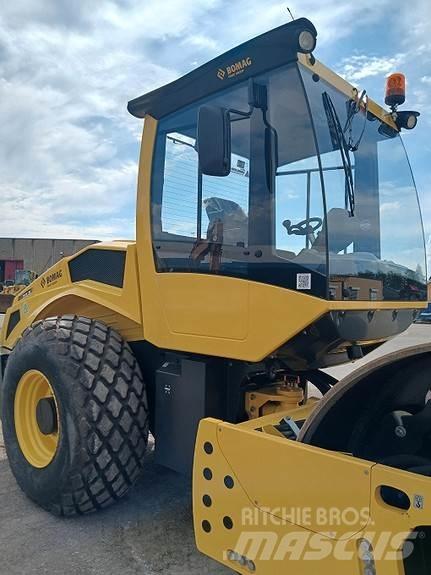 Bomag BW 213 D5 معدات السفلتة