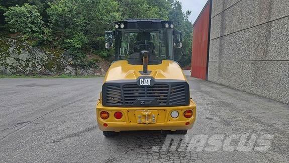 CAT 906 لوادر بعجل