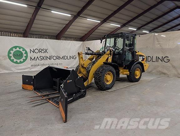 CAT 906 لوادر بعجل