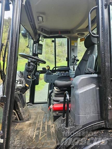 CAT 906-HF لوادر بعجل