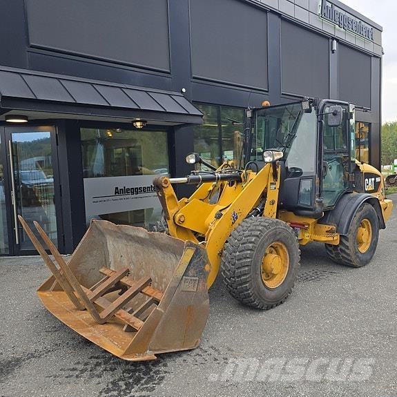 CAT 906H لوادر بعجل