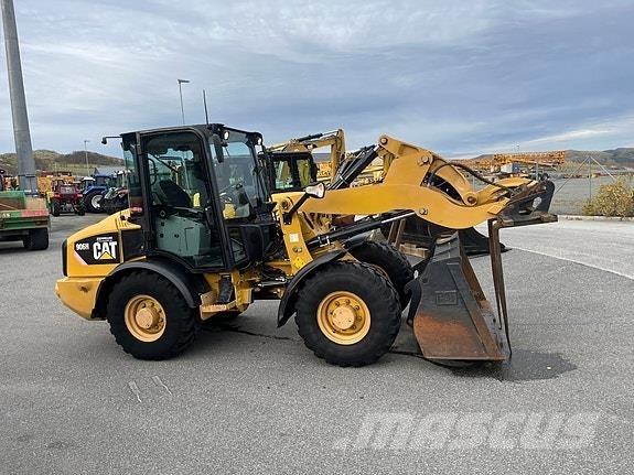 CAT 906H لوادر بعجل