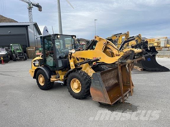 CAT 906H لوادر بعجل