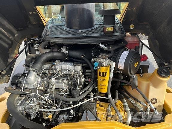 CAT 906H لوادر بعجل