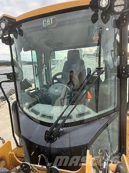 CAT 930M لوادر بعجل