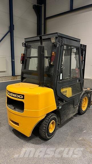 Daewoo D33S-3 شاحنات الديزل