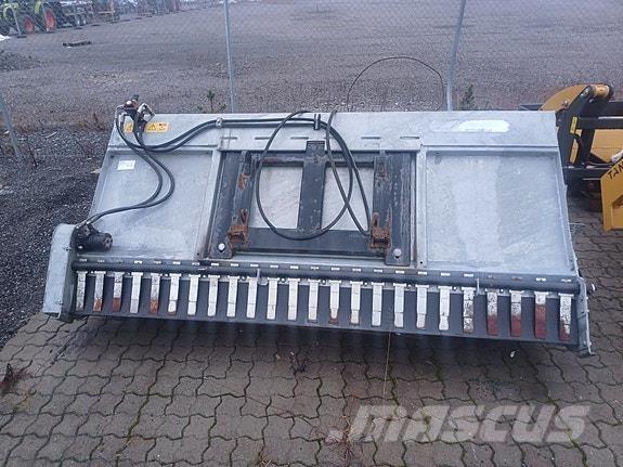 Globus GSK 1600 معدات نشر الرمال والملح