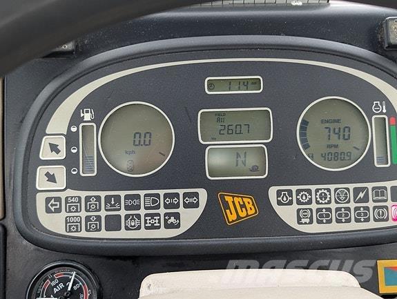 JCB 2135 4WS الجرارات