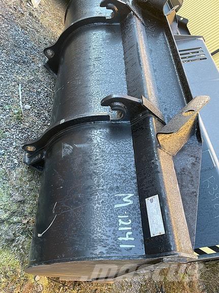 JCB med BM الإطارات والعجلات والحافات