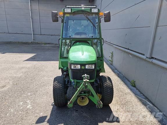 John Deere 2032R الجرارات