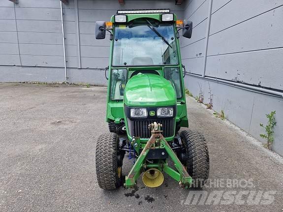 John Deere 2032R الجرارات
