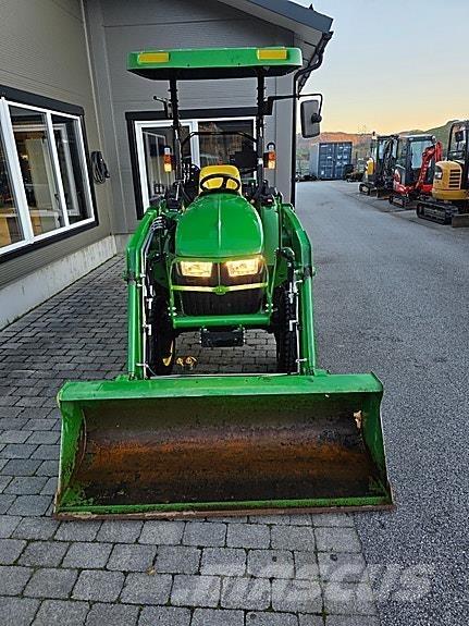 John Deere 3038E الجرارات