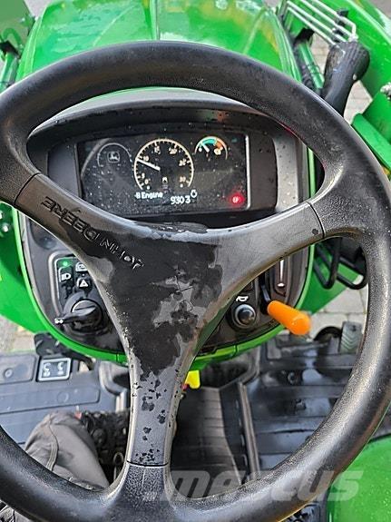 John Deere 3038E الجرارات