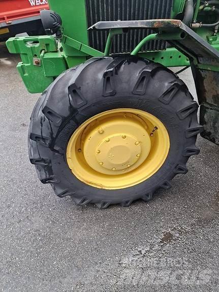 John Deere 4230 الجرارات