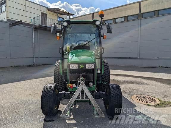 John Deere 4720 الجرارات