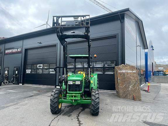 John Deere 5055E الجرارات