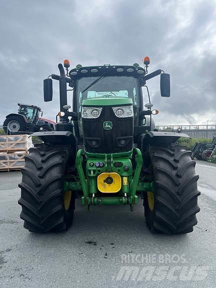 John Deere 6215R الجرارات