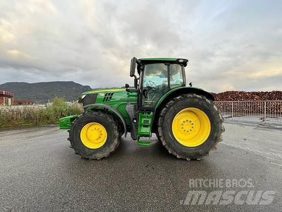 John Deere 6215R الجرارات