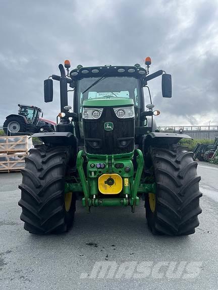 John Deere 6215R الجرارات
