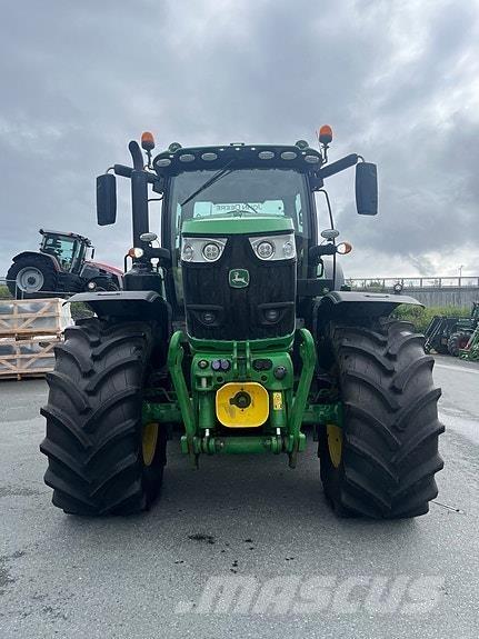 John Deere 6215R الجرارات