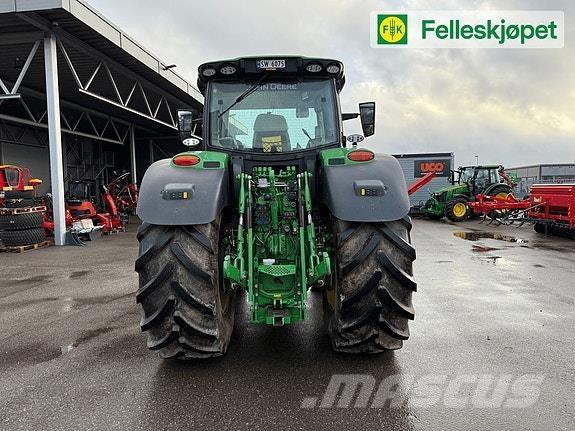 John Deere 6R 215 الجرارات
